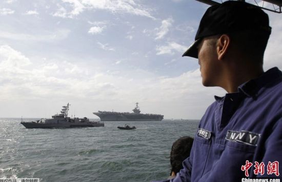 Một nhân viên hải quân Philippines nhìn ngắm tàu sân bay USS George Washington